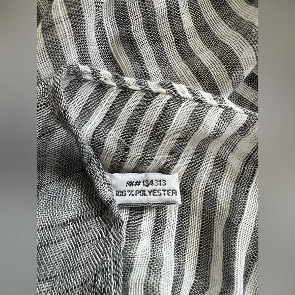 Stripped Scarf Grey and White Large Light Weight - Picture 5 of 5